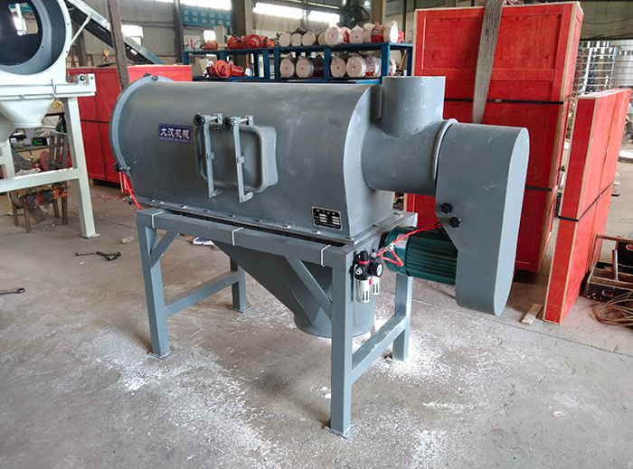 氣流篩采用碳鋼材質(zhì)的外殼，臥式的篩網(wǎng)利用風(fēng)力與物料的離心力對(duì)物料進(jìn)行篩分。產(chǎn)量高，效果好。