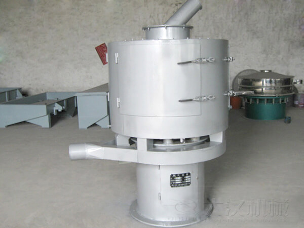 氣流篩與其它普通振動(dòng)篩不同的是其采用的是立式篩網(wǎng)，篩分主要?jiǎng)恿?lái)自風(fēng)機(jī)的吹動(dòng)帶動(dòng)物料撲向篩網(wǎng)，從而完成篩分目的。